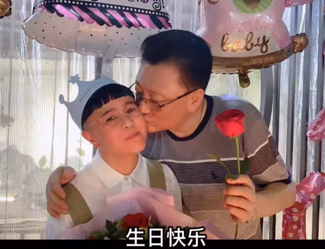 金龜子曬照為老公慶生！王寧甜蜜獻吻肚腩突出，夫妻同框似隔代