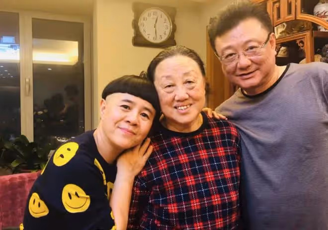 金龜子曬照為老公慶生！王寧甜蜜獻吻肚腩突出，夫妻同框似隔代