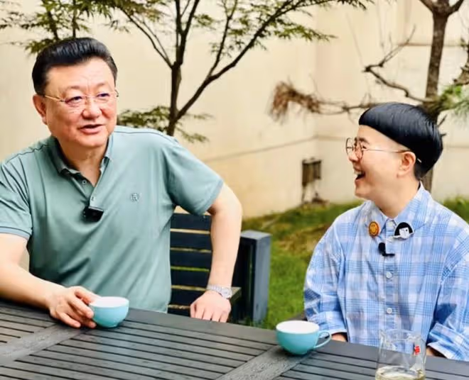 金龜子曬照為老公慶生！王寧甜蜜獻吻肚腩突出，夫妻同框似隔代