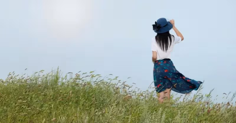 新婚夜，婆婆拿出「尊夫協議」新娘看後扭頭就走：活該你離婚五次