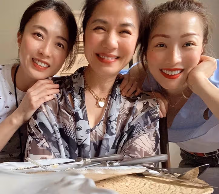 62歲女神鐘楚紅復出拍廣告!笑容甜美酒窩搶鏡,被指撞臉陳妍希