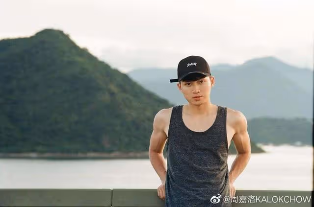 失望!TVB小生新劇角色被指刻意模仿周星馳,全裸露股演出成亮點