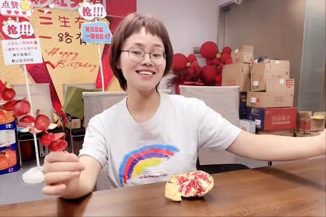 網紅彩虹夫婦自曝收入!帶貨2億賺400萬,2年內全款買4000萬豪宅
