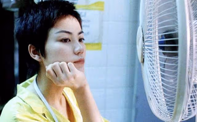 52歲王菲與王家衛18年後再合作!穿緊身裙身材豐腴,片場滿臉痛苦