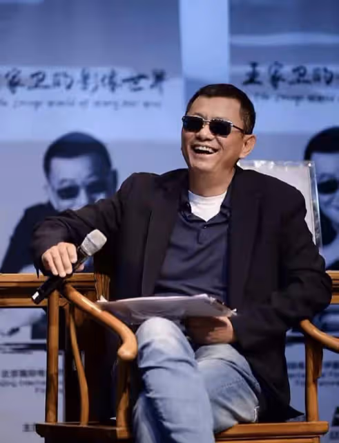 52歲王菲與王家衛18年後再合作!穿緊身裙身材豐腴,片場滿臉痛苦