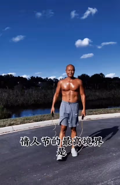 47歲樂嘉曬近況,頂烈日跳繩皮膚黑到發亮,一身腱子肉似十八銅人