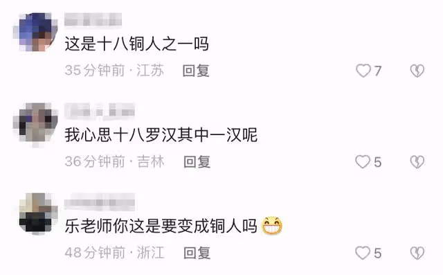 47歲樂嘉曬近況,頂烈日跳繩皮膚黑到發亮,一身腱子肉似十八銅人