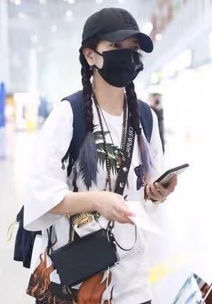 趙薇喪父2個月後機場首露面　新劇拍一半被換角