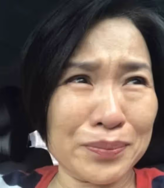 我真的沒有媽媽了!56歲主持人「癱母睡夢中辭世」 告別式哭喊「媽火來了您快跑」跪地叩首:阿母謝謝你