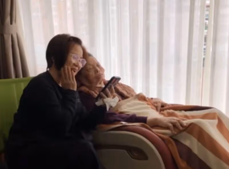 我真的沒有媽媽了!56歲主持人「癱母睡夢中辭世」 告別式哭喊「媽火來了您快跑」跪地叩首:阿母謝謝你