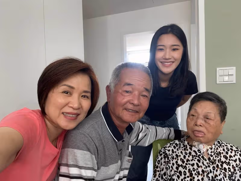 我真的沒有媽媽了!56歲主持人「癱母睡夢中辭世」 告別式哭喊「媽火來了您快跑」跪地叩首:阿母謝謝你