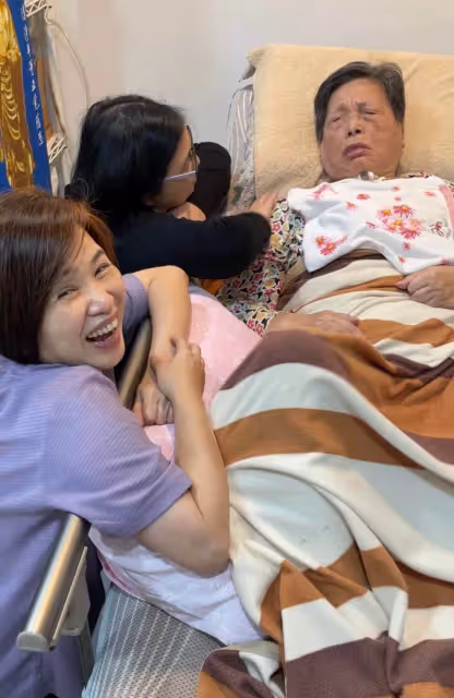 我真的沒有媽媽了!56歲主持人「癱母睡夢中辭世」 告別式哭喊「媽火來了您快跑」跪地叩首:阿母謝謝你