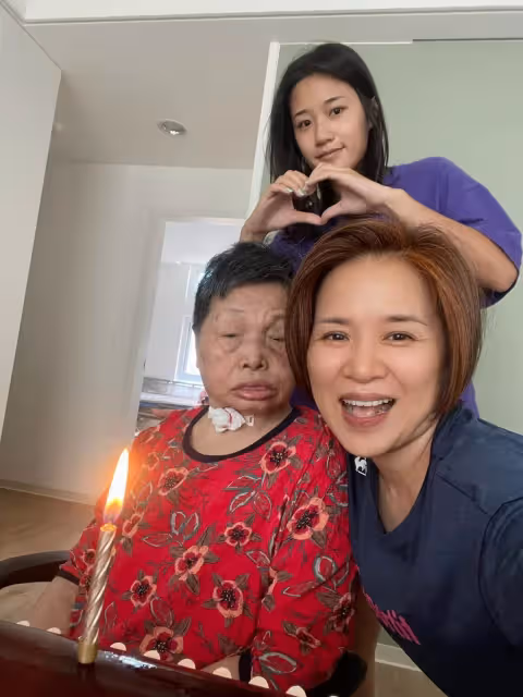 我真的沒有媽媽了!56歲主持人「癱母睡夢中辭世」 告別式哭喊「媽火來了您快跑」跪地叩首:阿母謝謝你