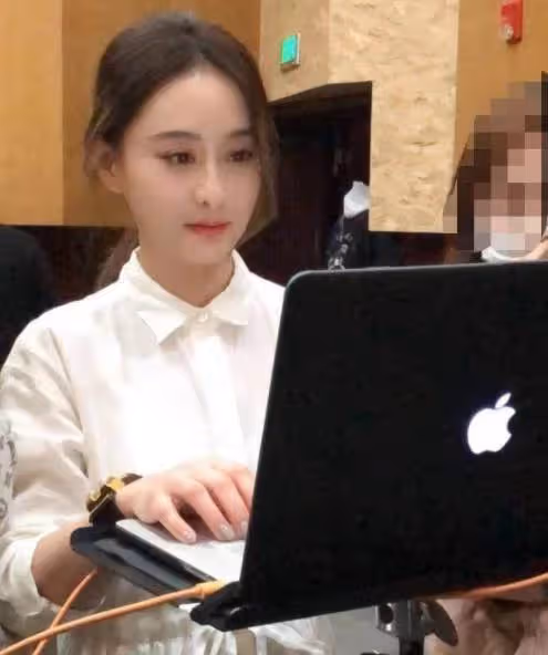 47歲陳德容近照「僵硬不自然」,身旁無人顯孤單,失婚分上億豪宅,網友感慨:「快認不出來了」