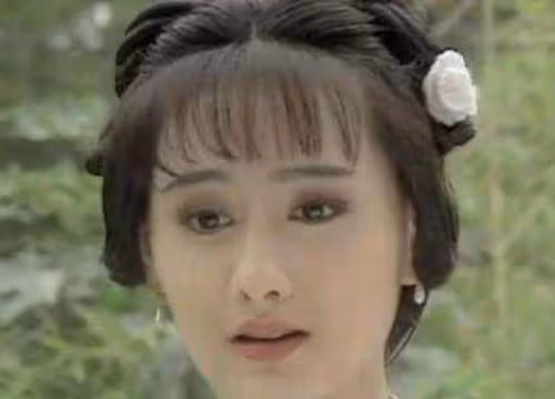 47歲陳德容近照「僵硬不自然」,身旁無人顯孤單,失婚分上億豪宅,網友感慨:「快認不出來了」