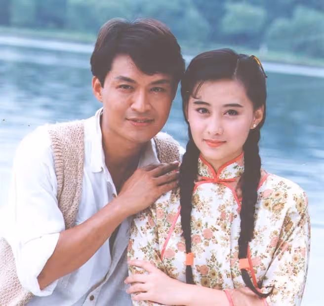 47歲陳德容近照「僵硬不自然」,身旁無人顯孤單,失婚分上億豪宅,網友感慨:「快認不出來了」