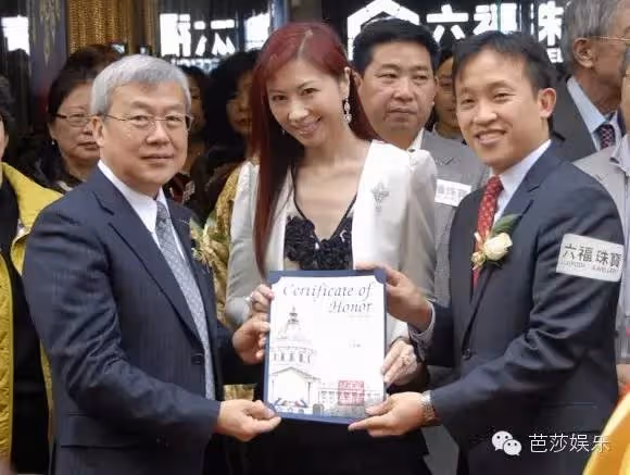 嫁了3次!49歲「帶著孩子」嫁初戀 從港姐冠軍「到六福珠寶創始人」:她的人生越勇敢越幸運!