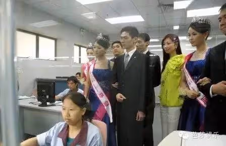 嫁了3次!49歲「帶著孩子」嫁初戀 從港姐冠軍「到六福珠寶創始人」:她的人生越勇敢越幸運!
