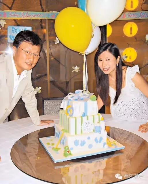 嫁了3次!49歲「帶著孩子」嫁初戀 從港姐冠軍「到六福珠寶創始人」:她的人生越勇敢越幸運!