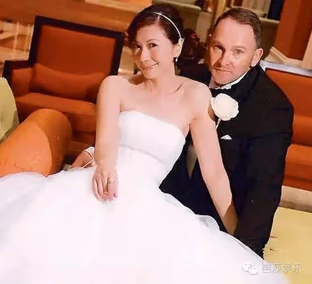 嫁了3次!49歲「帶著孩子」嫁初戀 從港姐冠軍「到六福珠寶創始人」:她的人生越勇敢越幸運!