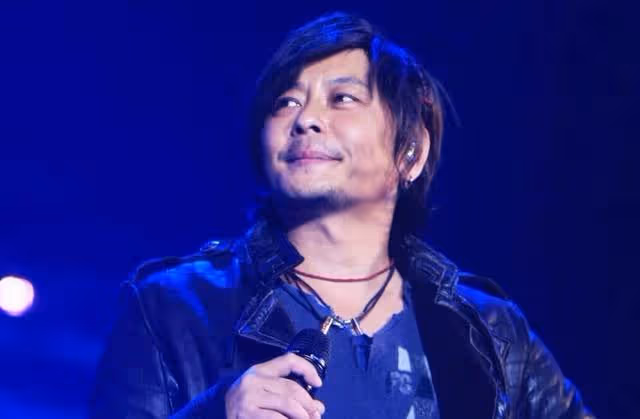 唱紅《一場遊戲一場夢》!59歲男星「嗓子突然失聲」事業受挫 網傳「疑被謝霆鋒衝康」真相讓粉絲傻眼
