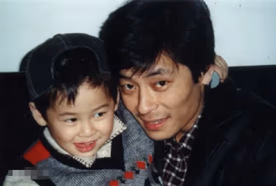唱紅《一場遊戲一場夢》!59歲男星「嗓子突然失聲」事業受挫 網傳「疑被謝霆鋒衝康」真相讓粉絲傻眼