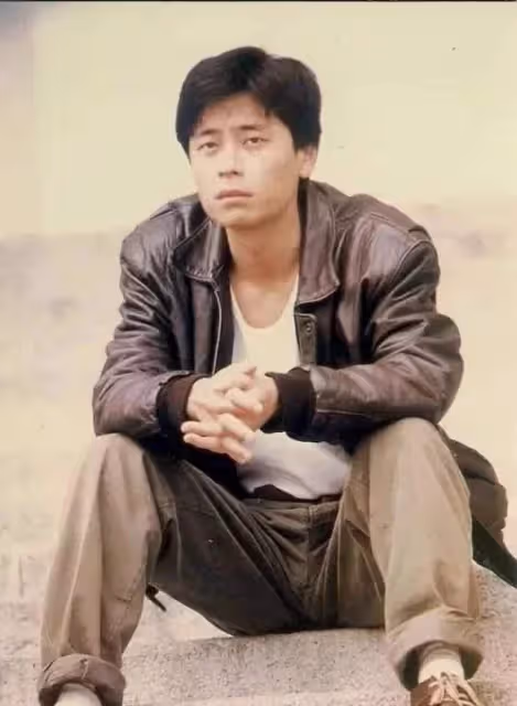 唱紅《一場遊戲一場夢》!59歲男星「嗓子突然失聲」事業受挫 網傳「疑被謝霆鋒衝康」真相讓粉絲傻眼