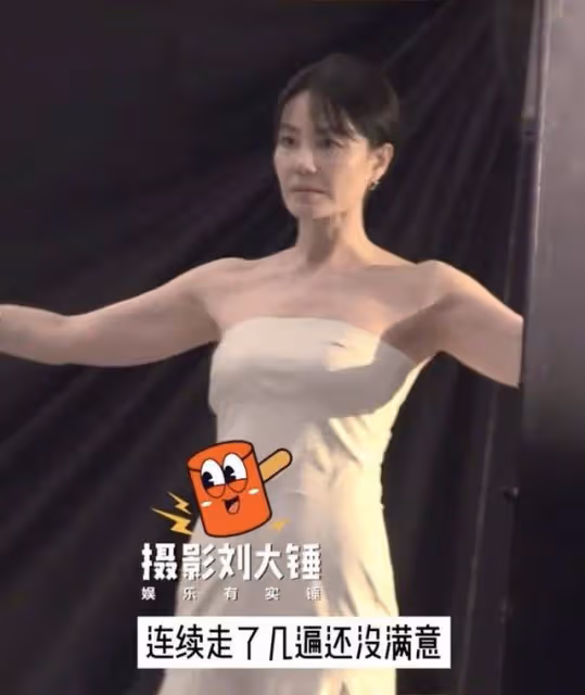 52歲王菲近況曝光！穿抹胸裙秀肩頸線 ...
