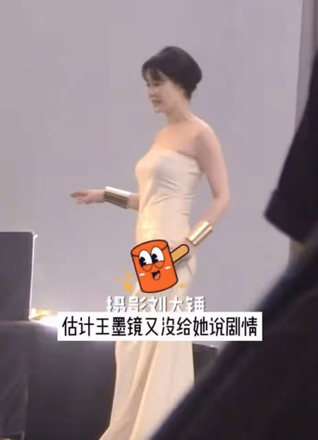 52歲王菲近況曝光！穿抹胸裙秀肩頸線 ...