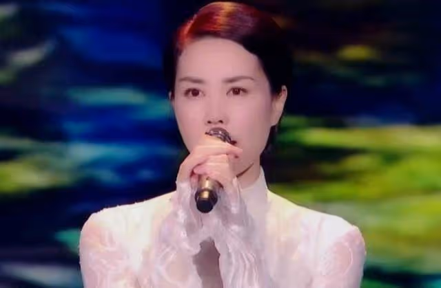 52歲王菲近況曝光！穿抹胸裙秀肩頸線 ...