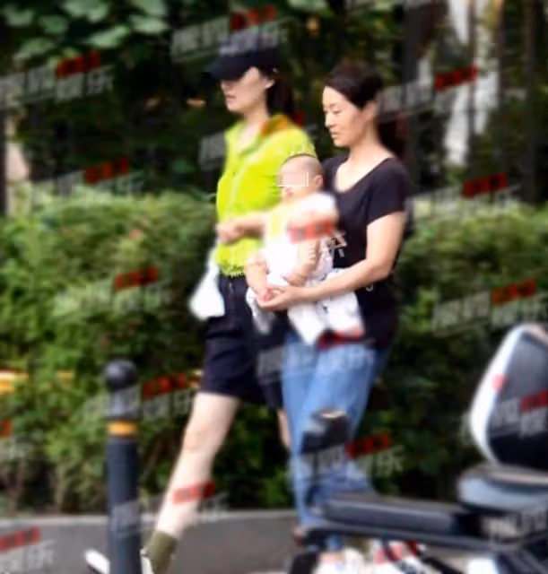 海哈金喜帶女兒散步 五官長得太像姐姐李嫣了