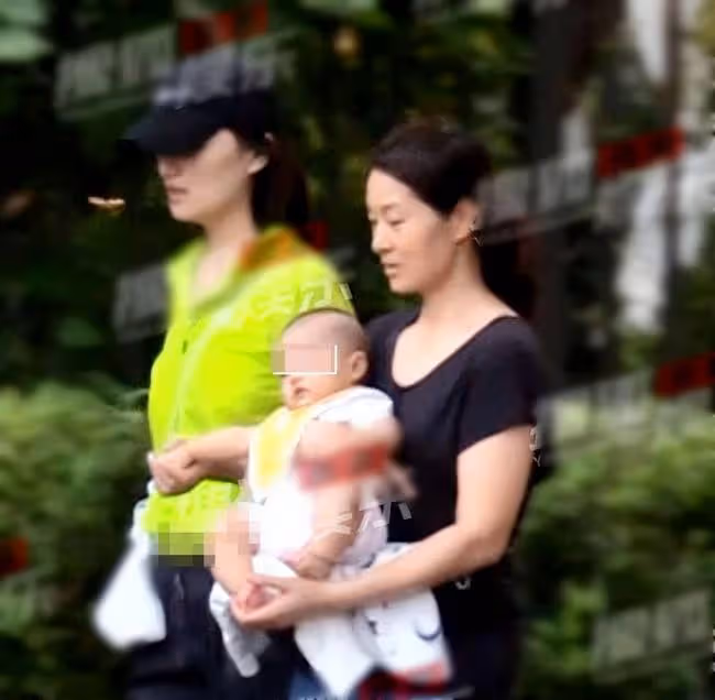 海哈金喜帶女兒散步 五官長得太像姐姐李嫣了