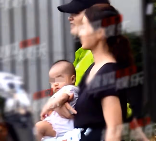 海哈金喜帶女兒散步 五官長得太像姐姐李嫣了