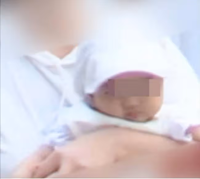 海哈金喜帶女兒散步 五官長得太像姐姐李嫣了