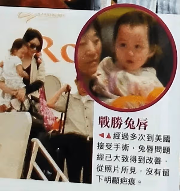 海哈金喜帶女兒散步 五官長得太像姐姐李嫣了