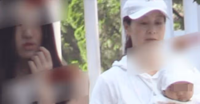 海哈金喜帶女兒散步 五官長得太像姐姐李嫣了