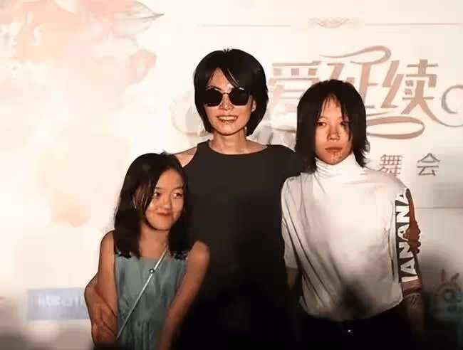 海哈金喜帶女兒散步 五官長得太像姐姐李嫣了