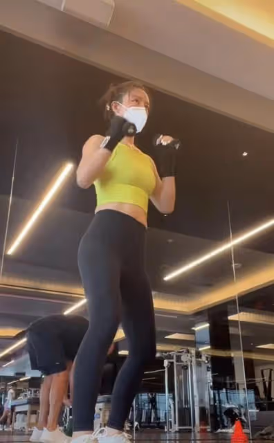 張靜初戴口罩健身：素顏面如桃花似少女