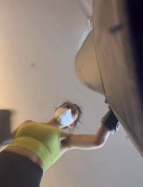 張靜初戴口罩健身：素顏面如桃花似少女