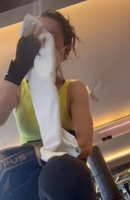 張靜初戴口罩健身：素顏面如桃花似少女