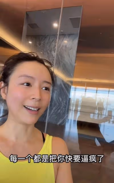 張靜初戴口罩健身：素顏面如桃花似少女