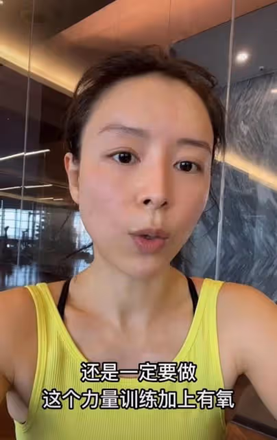 張靜初戴口罩健身:素顏面如桃花似少女