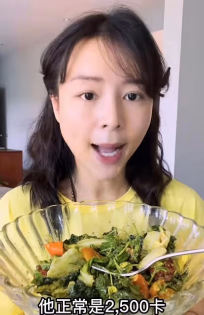 張靜初戴口罩健身:素顏面如桃花似少女