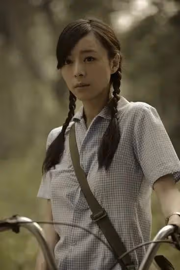 張靜初戴口罩健身:素顏面如桃花似少女
