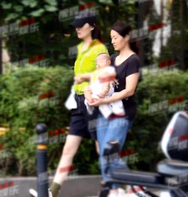 海哈金喜帶女兒散步,孩子五官長得太像姐姐李嫣