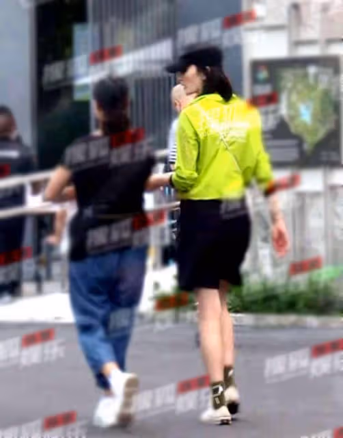 海哈金喜帶女兒散步,孩子五官長得太像姐姐李嫣