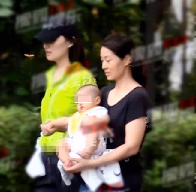 海哈金喜帶女兒散步,孩子五官長得太像姐姐李嫣