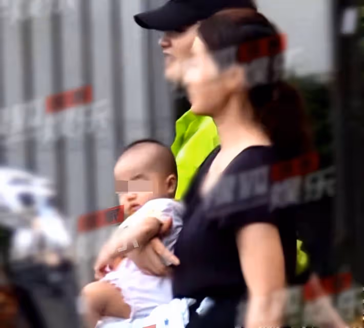 海哈金喜帶女兒散步,孩子五官長得太像姐姐李嫣
