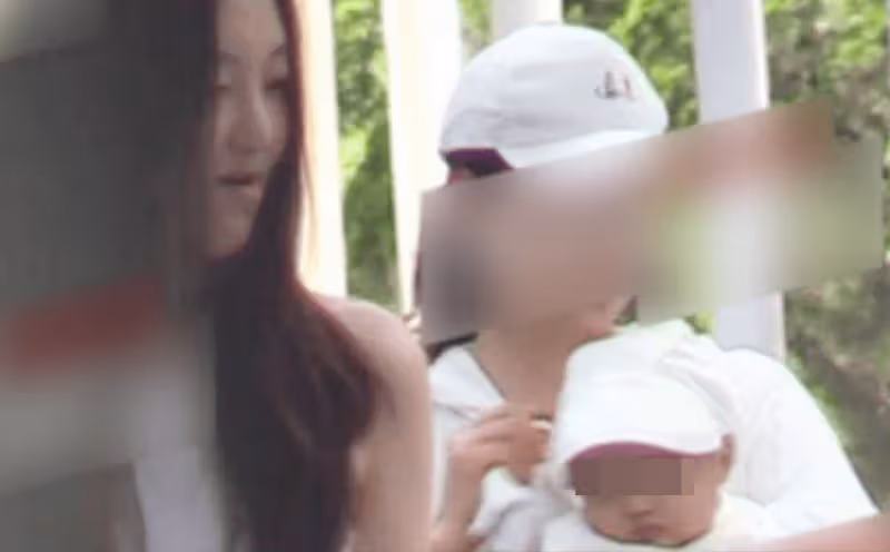 海哈金喜帶女兒散步,孩子五官長得太像姐姐李嫣