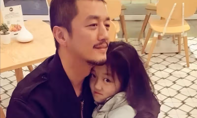 海哈金喜帶女兒散步,孩子五官長得太像姐姐李嫣